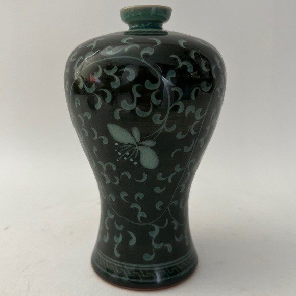 Vintage Asian Korean Dark Green Celadon Crackle Floral Vase Handcrafted Signed - Picture 2 of 6